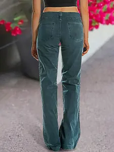 Vue arrière du jean droit pour femme montrant la coupe et le détail des poches.