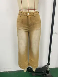 Détail du jean large jaune moutarde avec poches plaquées sur le devant sur un mannequin