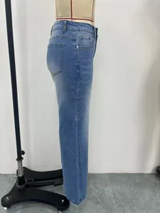 Dettaglio laterale di pantaloni in denim azzurro slim fit da donna su un manichino.