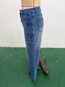 Vue latérale détaillée d'un jean décontracté vintage à jambes larges pour femmes sur mannequin