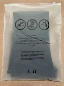 Dettaglio di jeans denim vintage a doppio bottone in imballaggio protettivo LDPE