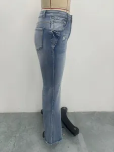 Vista laterale di jeans a zampa blu chiaro slim fit con eleganti orli a taglio vivo.