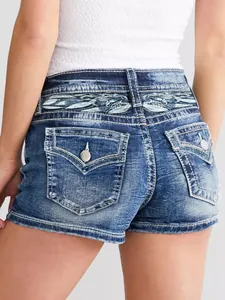 Vista posterior detallada de shorts vaqueros para mujer con bordado en los bolsillos.