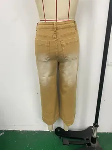 Vue arrière d'un jean large jaune moutarde avec effet délavé et poches plaquées au dos