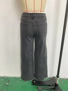 Vue arrière d'un jean large gris à taille haute pour femme présenté sur un mannequin