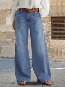 Jean large femme bleu clair vintage avec boutons décoratifs sur les poches