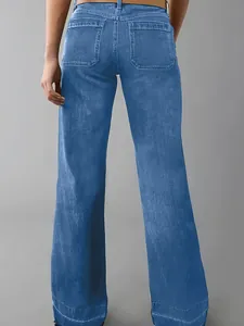 Vue arrière détaillée d'un jean en denim à jambes larges et taille haute pour femmes.