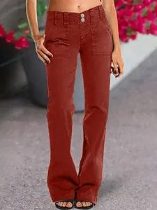 Vue détaillée d'un pantalon en denim rouge-brun avec double boutonnage et poches