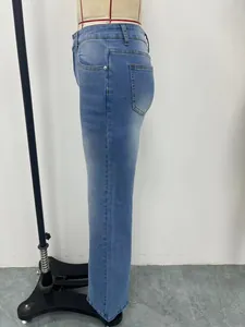 Vista laterale di jeans blu slim fit da donna esposti su un manichino da sartoria.
