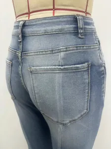 Primo piano dettagliato delle tasche posteriori e cuciture di jeans a zampa slim fit azzurri