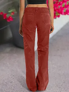 Jean droit élégant pour femme en denim rouge rouille, vue de dos détaillée