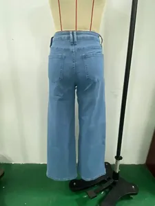 Détail de la vue arrière d'un jean large bleu clair pour femme sur un mannequin de studio