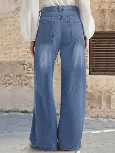 Vue arrière d'un jean large en denim bleu classique pour femme au style rétro décontracté