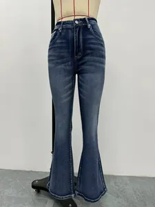 Eleganti jeans a zampa blu scuro a vita alta da donna esposti su un manichino.