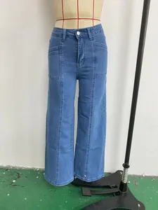 Vue de face d'un jean large et élégant pour femme à taille haute sur un mannequin