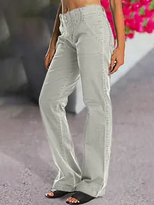 Jean droit pour femme en gris clair avec une fermeture à double bouton unique