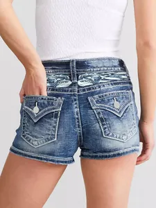 Vista trasera de pantalones cortos vaqueros ajustados con bordados y bolsillos con solapa