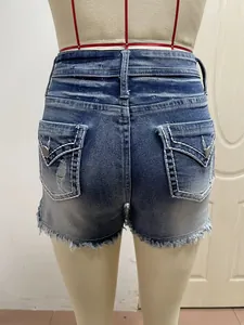 Achteraanzicht van distressed denim shorts voor dames met geborduurde klepzakken