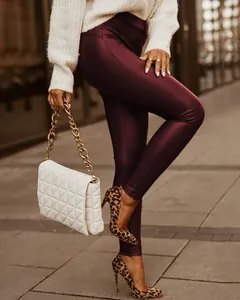 Detailansicht der burgunderfarbenen Kunstleder-Leggings mit hoher Taille