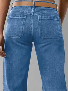 Vue arrière des poches et de la taille d'un jean large bleu pour femme élégant