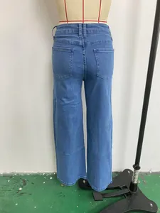 Vue arrière détaillée d'un jean bleu large et ample pour femme présenté sur un mannequin