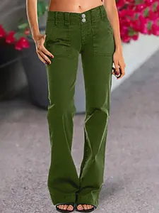 Détail en gros plan du jean vert olive pour femme avec taille à double boutonnage stylée.