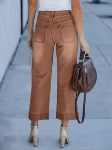 Vue arrière d'un jean large court marron rouille avec une finition en denim délavé