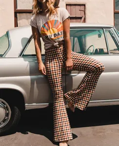 Pantalon évasé vintage à carreaux marron pour femme avec coupe ajustée et style rétro