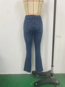 Gedetailleerd achteraanzicht van blauwe flare jeans met hoge taille op een paspop