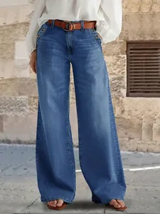 Détail d'un jean rétro à jambes larges avec des poches décoratives à boutons.