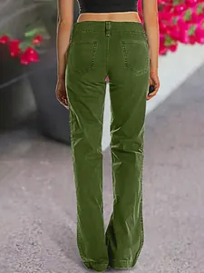 Vue arrière d'un jean droit pour femme vert armée avec poches arrière classiques