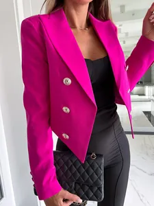 Detailaufnahme eines pinkfarbenen Kurzblazers mit silbernen Löwenkopf-Knöpfen.