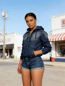 Conjunto de chaqueta bomber de mezclilla lavada con capucha y pantalones cortos para mujer