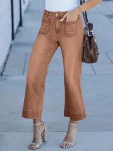 Jean court marron à taille haute et jambes larges avec poches plaquées.