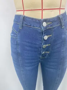 Gedetailleerde weergave van een blauwe denim jeans voor dames met hoge taille en knoopsluiting