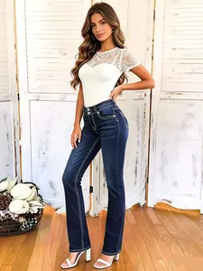 Jeans a zampa vintage con doppio bottone e dettagli ricamati bianchi a contrasto