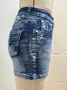 Detalle de este pantalón corto vaquero de mujer con bordado floral azul en el lateral.