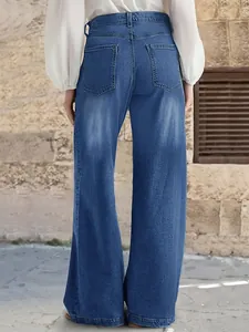 Vue arrière d'un jean bleu rétro tendance à taille haute et jambe large pour femmes