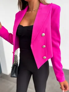 Detailaufnahme eines pinkfarbenen Cropped-Blazers mit goldenen Löwenkopfknöpfen