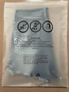 Gescheurde denim shorts voor dames in een matte plastic verpakkingszak