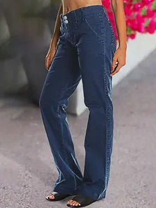 Vue détaillée du jean bleu foncé à jambe droite pour femme avec taille à double bouton