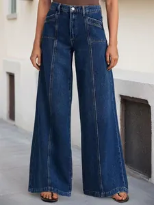Gros plan sur les détails des coutures verticales d'un jean large à taille haute