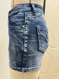 Detalle de primer plano de shorts vaqueros ajustados para mujer con bordados únicos