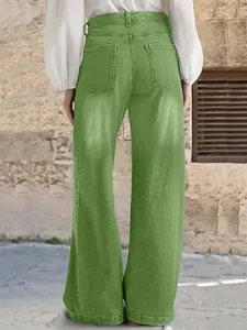 Vue arrière détaillée d'un élégant pantalon en jean rétro vert à jambes larges pour femmes