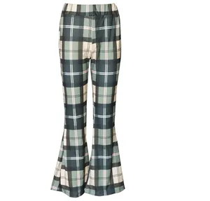 Gros plan sur le pantalon évasé à carreaux verts avec bas cloche élégant
