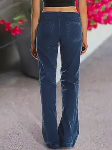 Vue arrière d'un jean en denim bleu foncé à coupe droite pour femme avec poches
