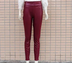 Detaillierte Ansicht der burgunderroten Damen Kunstleder Leggings mit hoher Taille