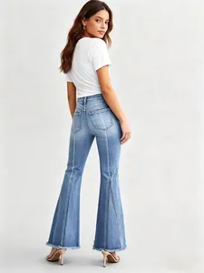 Eleganti jeans a zampa blu da donna con vestibilità slim e dettagli sfrangiati sull'orlo