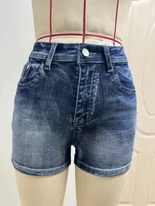 Detalle frontal de pantalones cortos vaqueros de tiro alto lavado ácido.