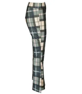 Vue latérale détaillée d'un pantalon flare à carreaux slim avec un motif vert et rose